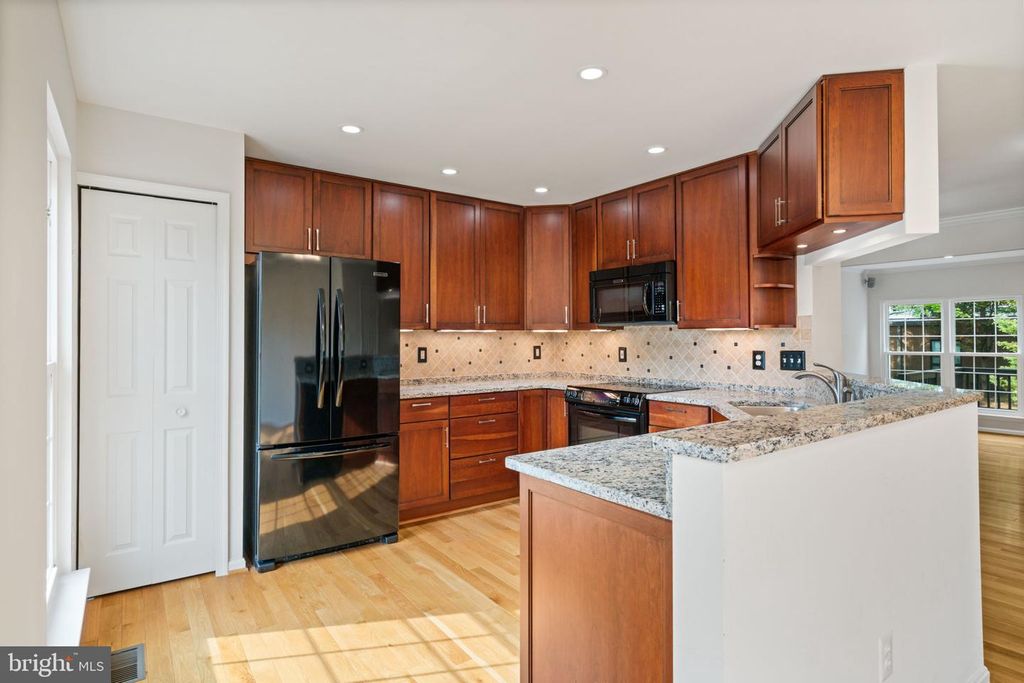 Image 13 of property listing at 6510 KELSEY POINT CIR, Alexandria, VA 22315