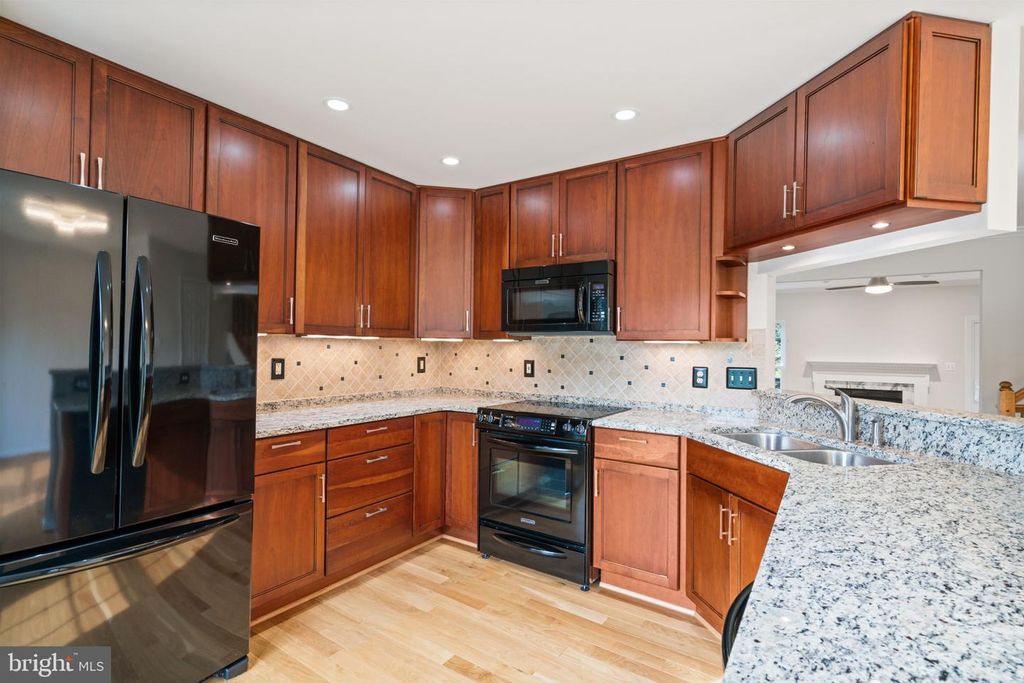 Image 14 of property listing at 6510 KELSEY POINT CIR, Alexandria, VA 22315