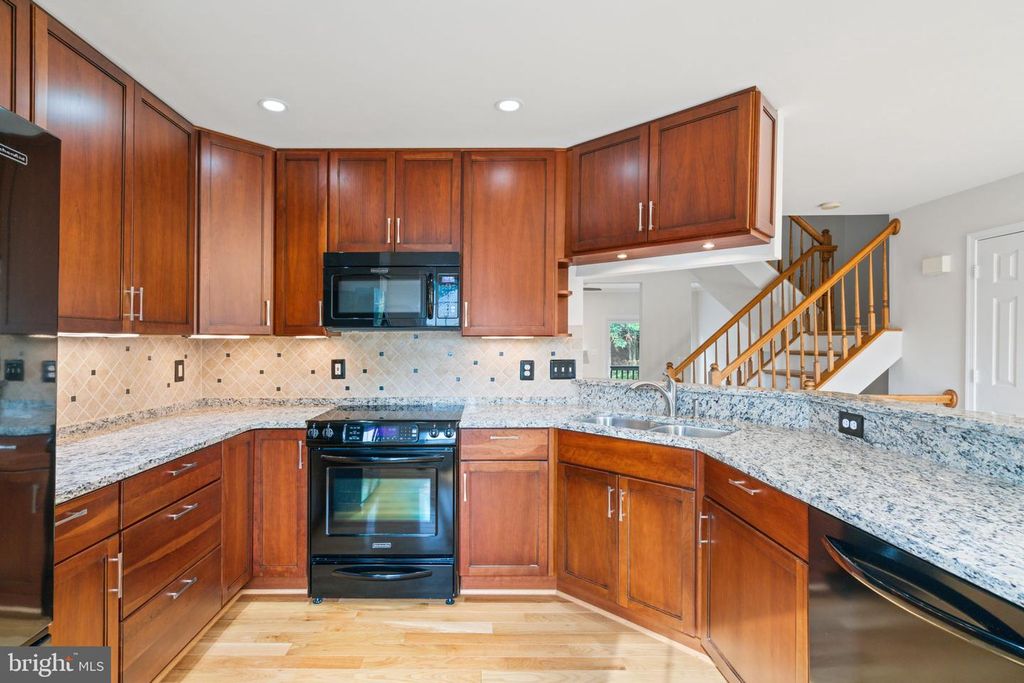 Image 15 of property listing at 6510 KELSEY POINT CIR, Alexandria, VA 22315