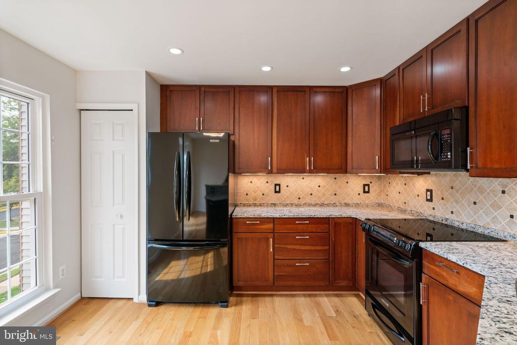 Image 17 of property listing at 6510 KELSEY POINT CIR, Alexandria, VA 22315