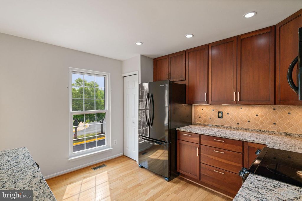 Image 18 of property listing at 6510 KELSEY POINT CIR, Alexandria, VA 22315