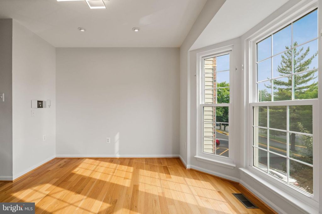 Image 19 of property listing at 6510 KELSEY POINT CIR, Alexandria, VA 22315