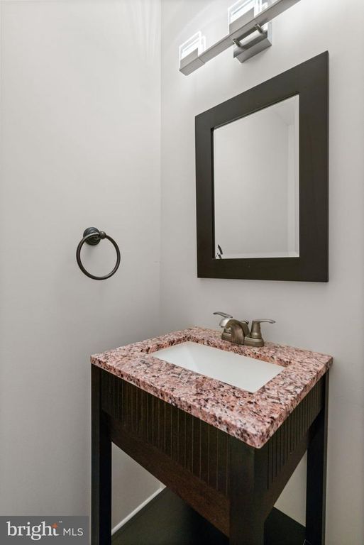 Image 27 of property listing at 6510 KELSEY POINT CIR, Alexandria, VA 22315