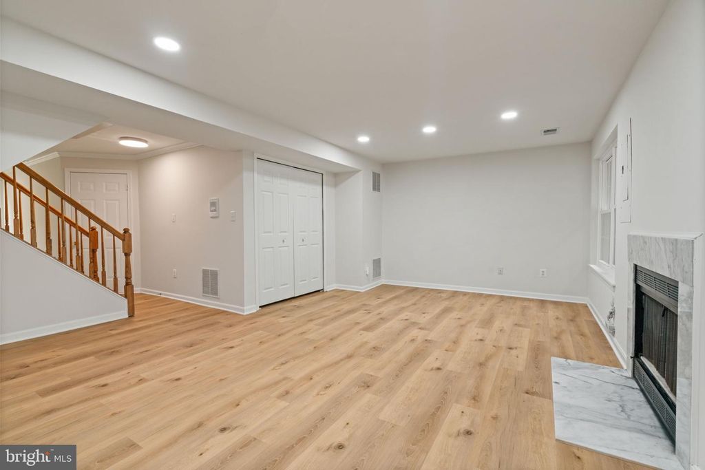 Image 5 of property listing at 6510 KELSEY POINT CIR, Alexandria, VA 22315