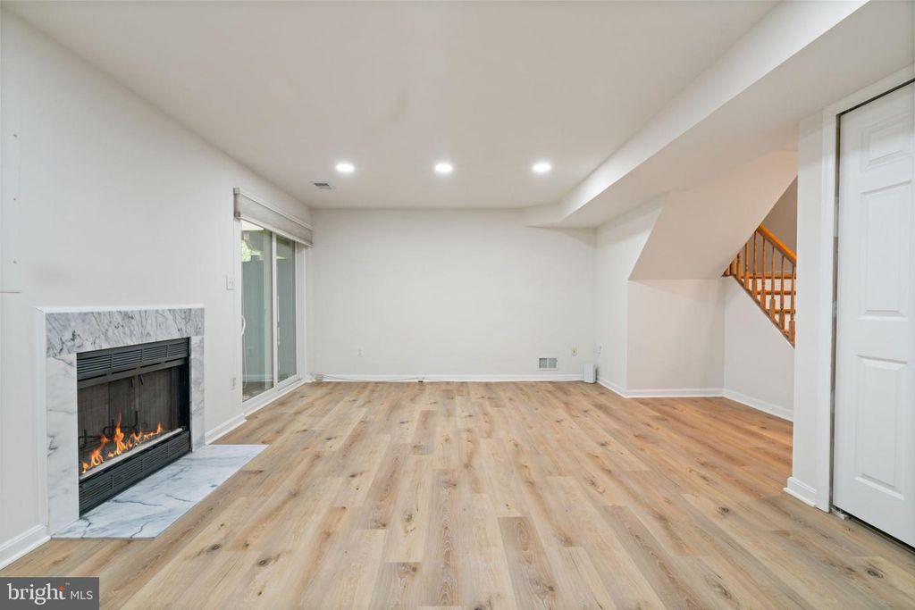Image 6 of property listing at 6510 KELSEY POINT CIR, Alexandria, VA 22315