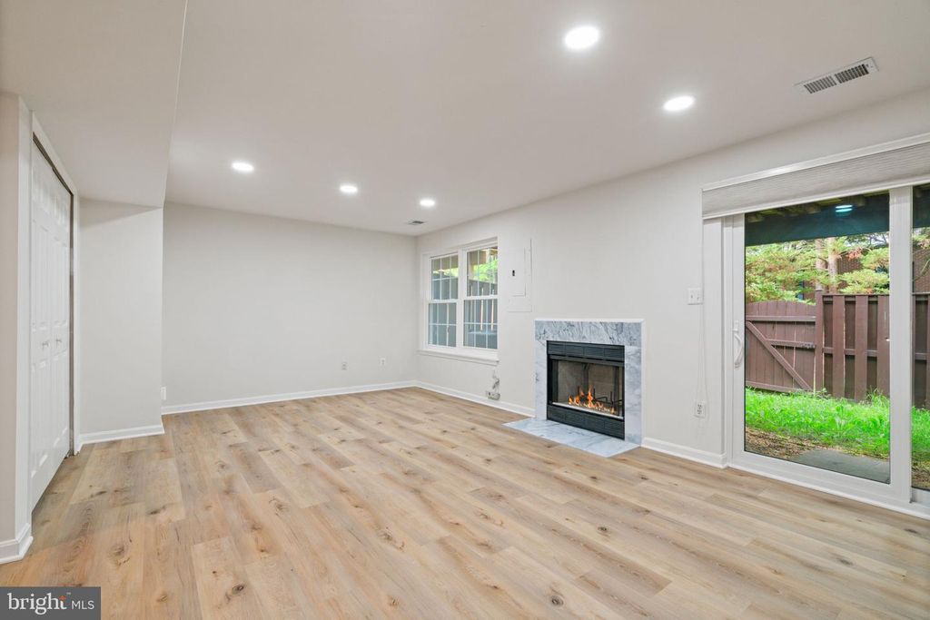 Image 7 of property listing at 6510 KELSEY POINT CIR, Alexandria, VA 22315