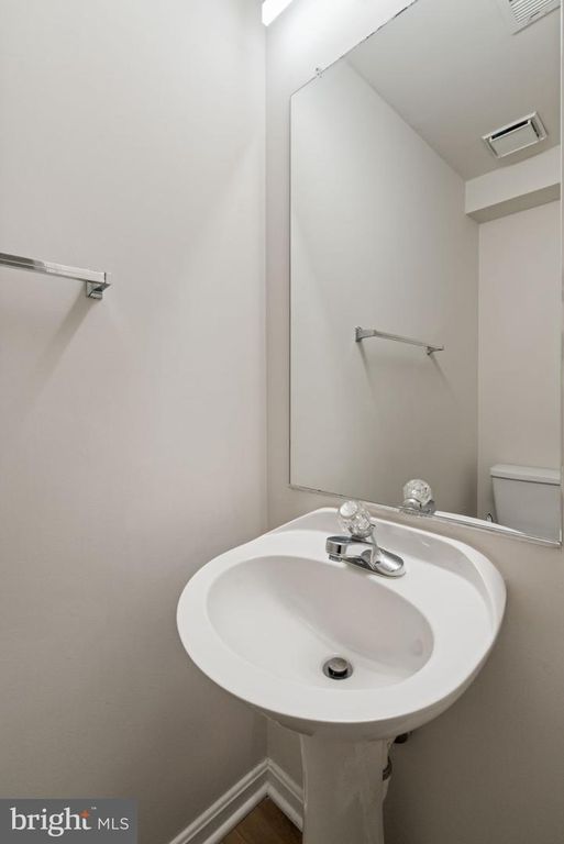 Image 8 of property listing at 6510 KELSEY POINT CIR, Alexandria, VA 22315