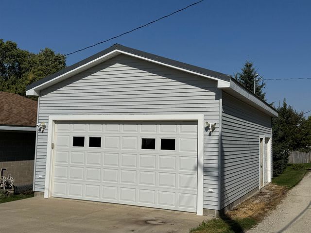 511 3rd Street, Parkersburg, IA 50665