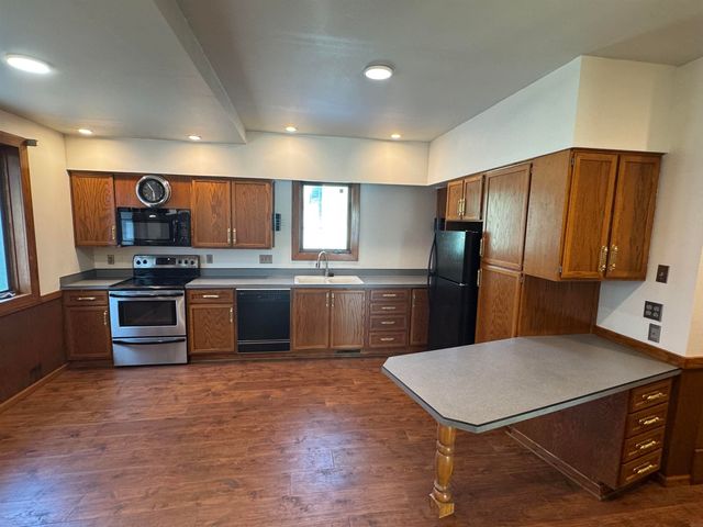 511 3rd Street, Parkersburg, IA 50665