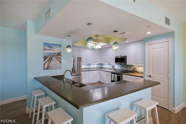 5702 Cape Harbour DR 204, Cape Coral, FL 33914