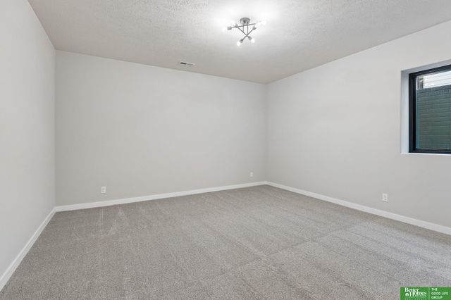 5517 N 213th Avenue, Elkhorn, NE 68022
