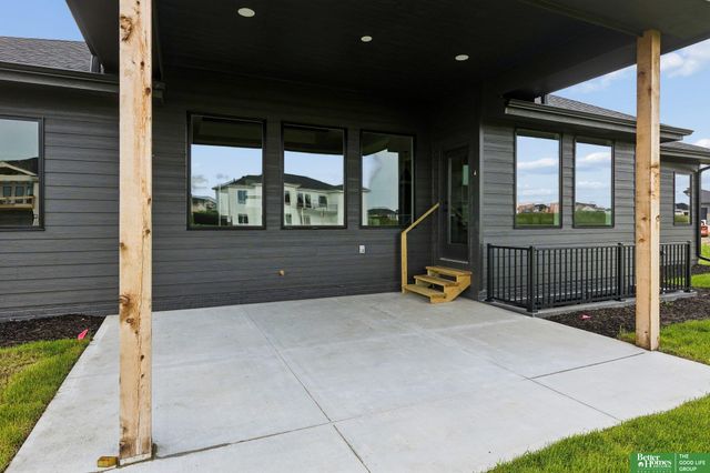 5517 N 213th Avenue, Elkhorn, NE 68022