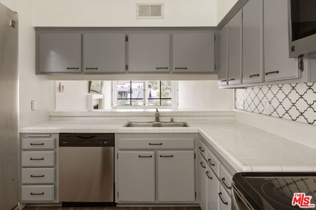 1900 Vine Street 403, Los Angeles, CA 90068