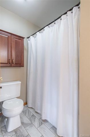 2411 Briar Creek Lane, Burton, MI 48509