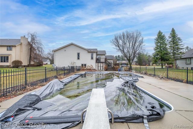 2411 Briar Creek Lane, Burton, MI 48509