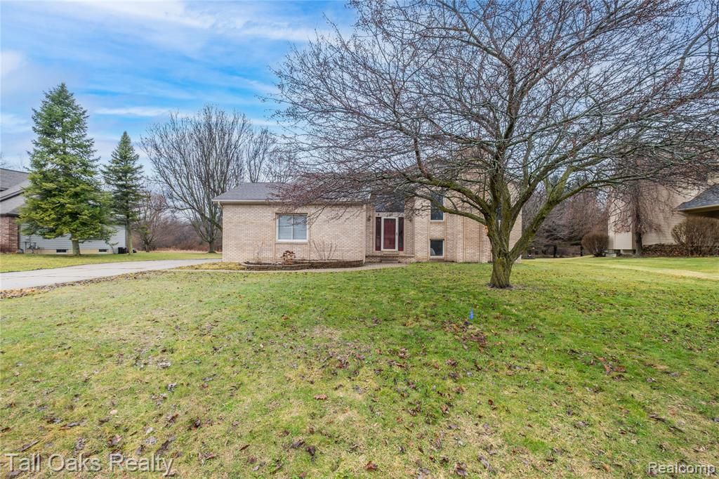 2411 Briar Creek Lane, Burton, MI 48509