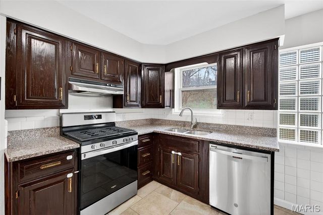 9518 Anchorage Lane, St Louis, MO 63126