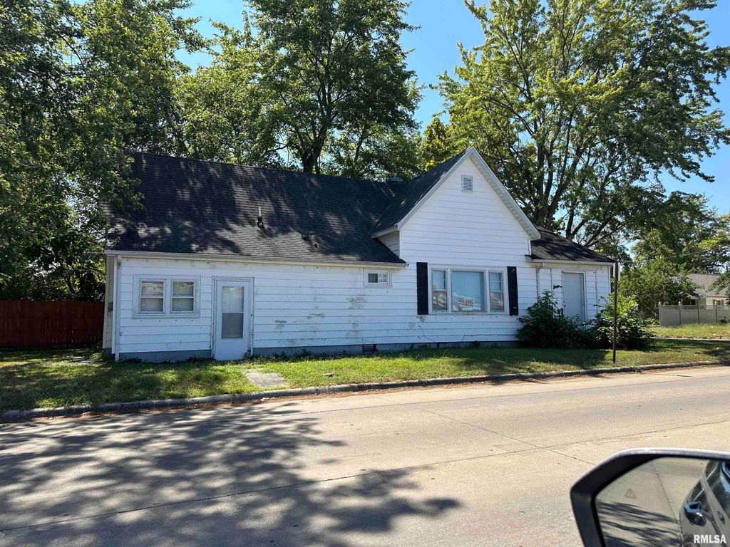 620 N 10TH Street, Herrin, IL 62948