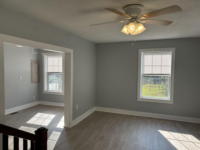 95 Front St, Stewart, TN 37175