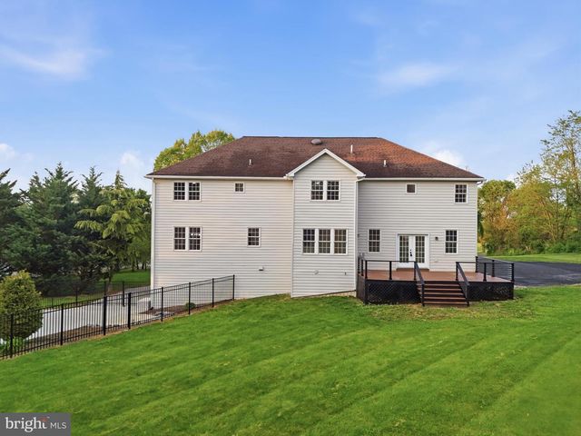 7 BEVERLY CT, Carlisle, PA 17015