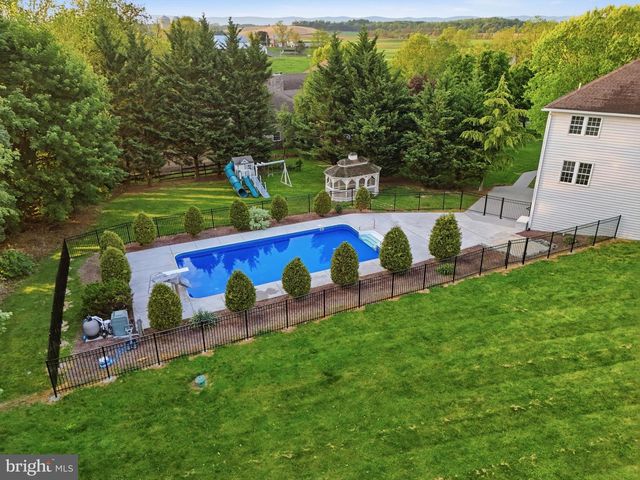 7 BEVERLY CT, Carlisle, PA 17015
