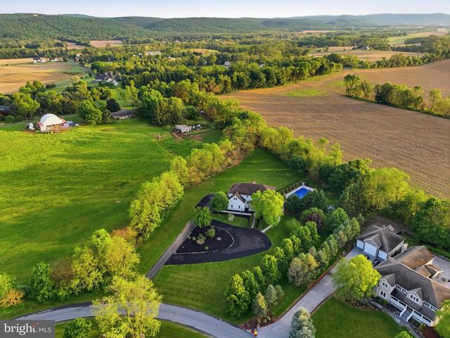 7 BEVERLY CT, Carlisle, PA 17015