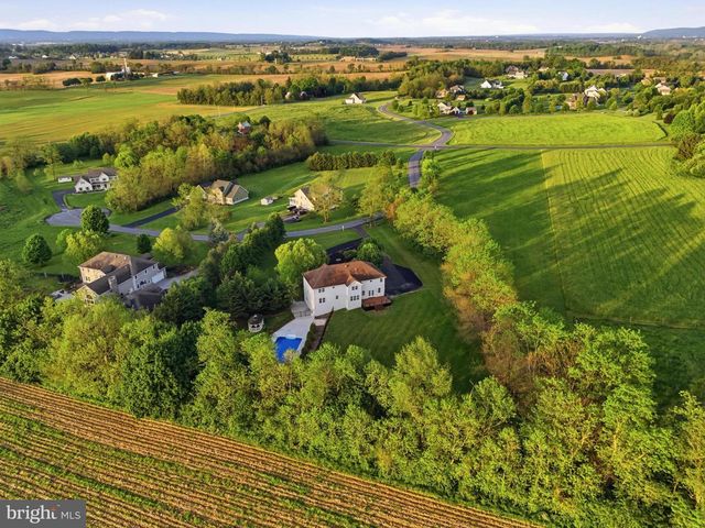 7 BEVERLY CT, Carlisle, PA 17015