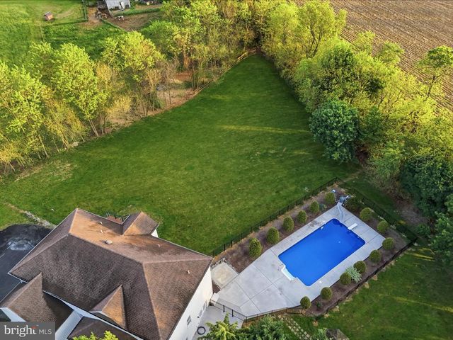 7 BEVERLY CT, Carlisle, PA 17015