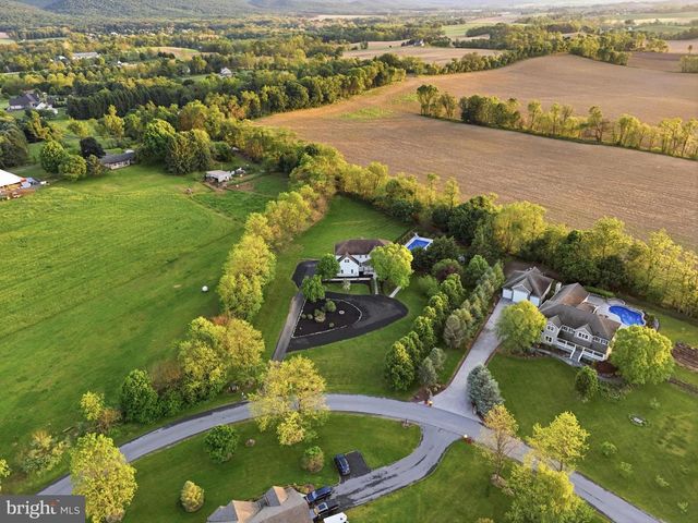 7 BEVERLY CT, Carlisle, PA 17015