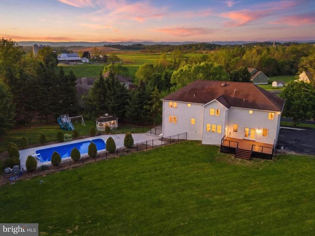 7 BEVERLY CT, Carlisle, PA 17015