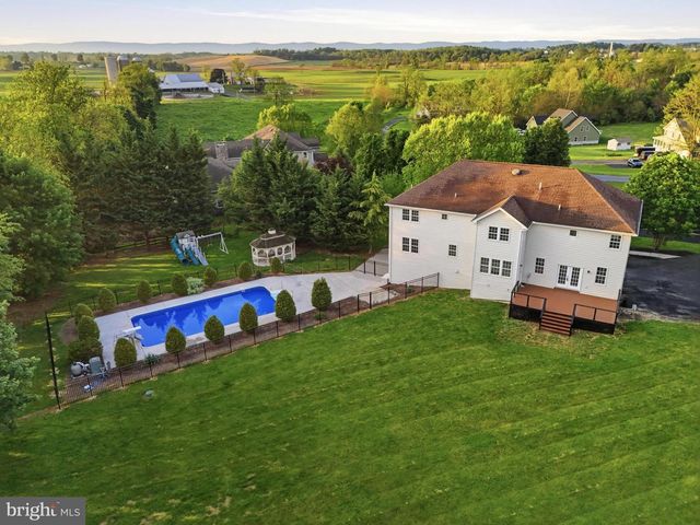7 BEVERLY CT, Carlisle, PA 17015