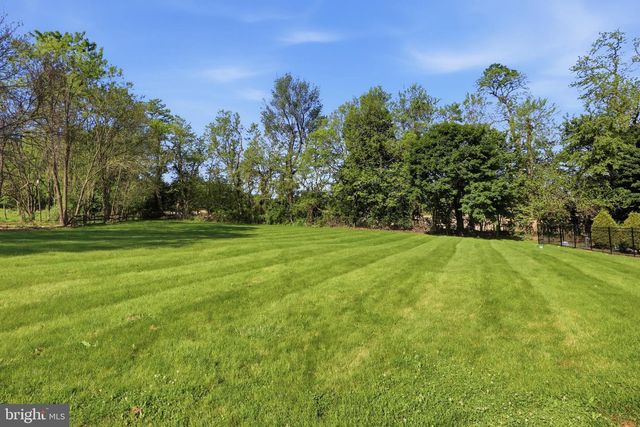 7 BEVERLY CT, Carlisle, PA 17015