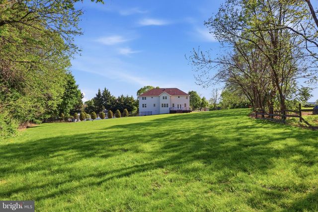 7 BEVERLY CT, Carlisle, PA 17015