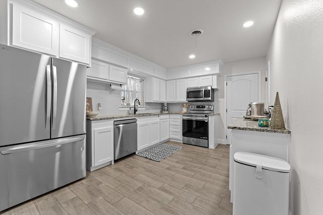 306 S Eisenhower Dr, Midland, TX 79703