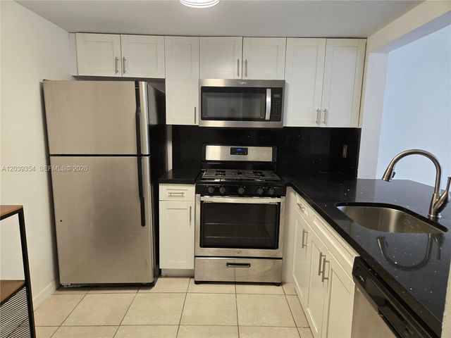 17901 NW 68 AV Q-201, Miami Lakes, FL 33015