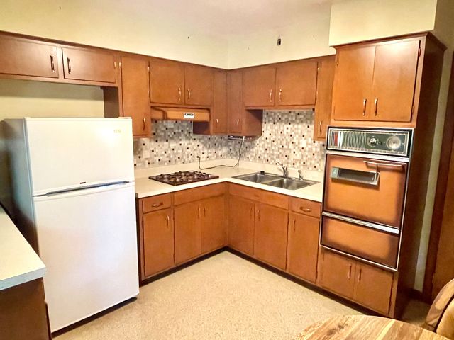 1900 Charles Lane, Aurora, IL 60505