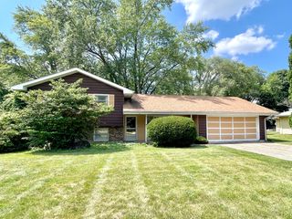 1900 Charles Lane, Aurora, IL 60505