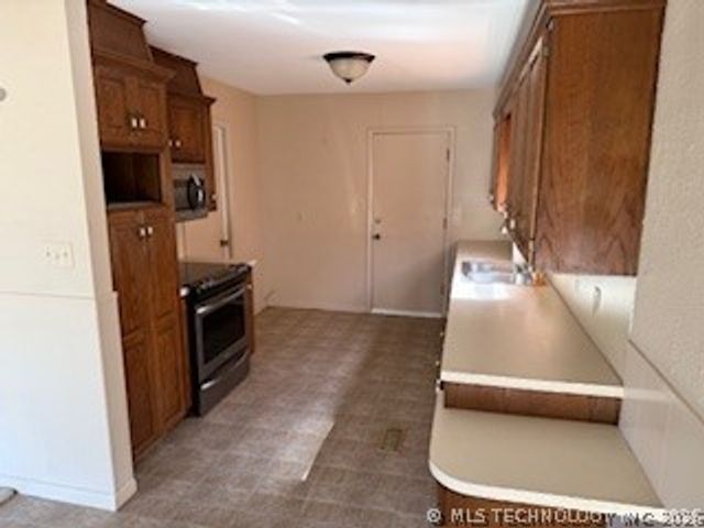 8227 E 38th Street, Tulsa, OK 74145