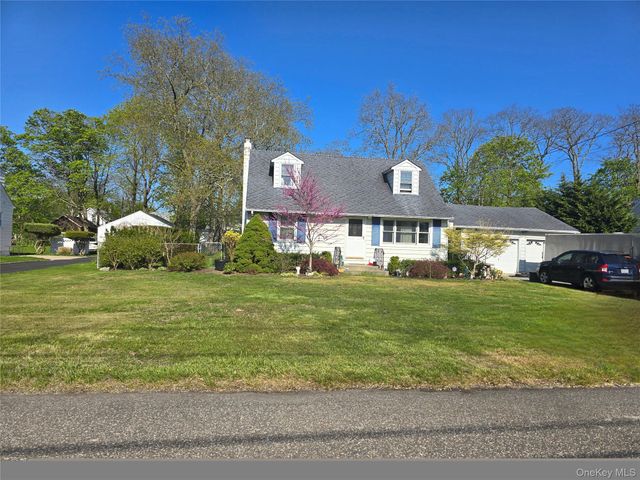 25 Newins Street, Center Moriches, NY 11934