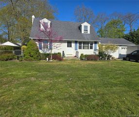 25 Newins Street, Center Moriches, NY 11934