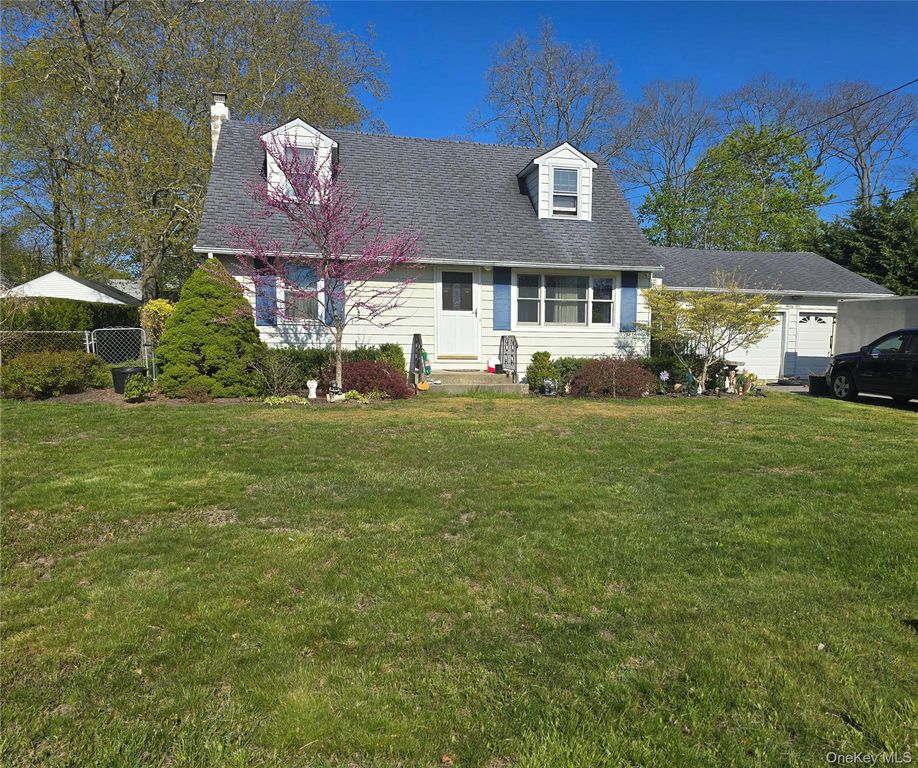 25 Newins Street, Center Moriches, NY 11934