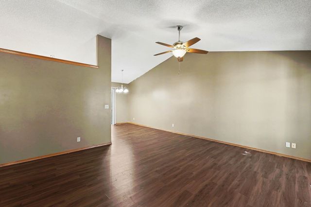 746 E Karla Ct, Haysville, KS 67060