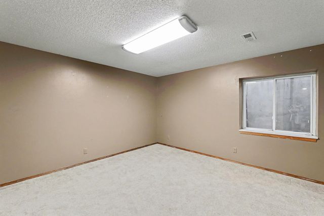 746 E Karla Ct, Haysville, KS 67060