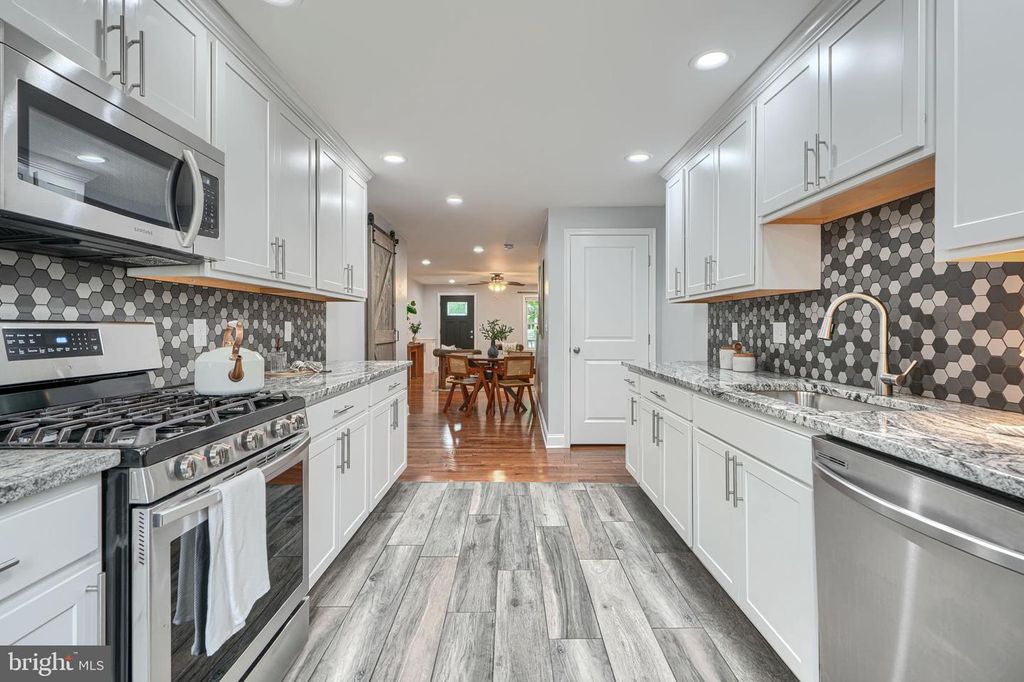 Image 16 of property listing at 3540 ROLAND AVE, Baltimore, MD 21211