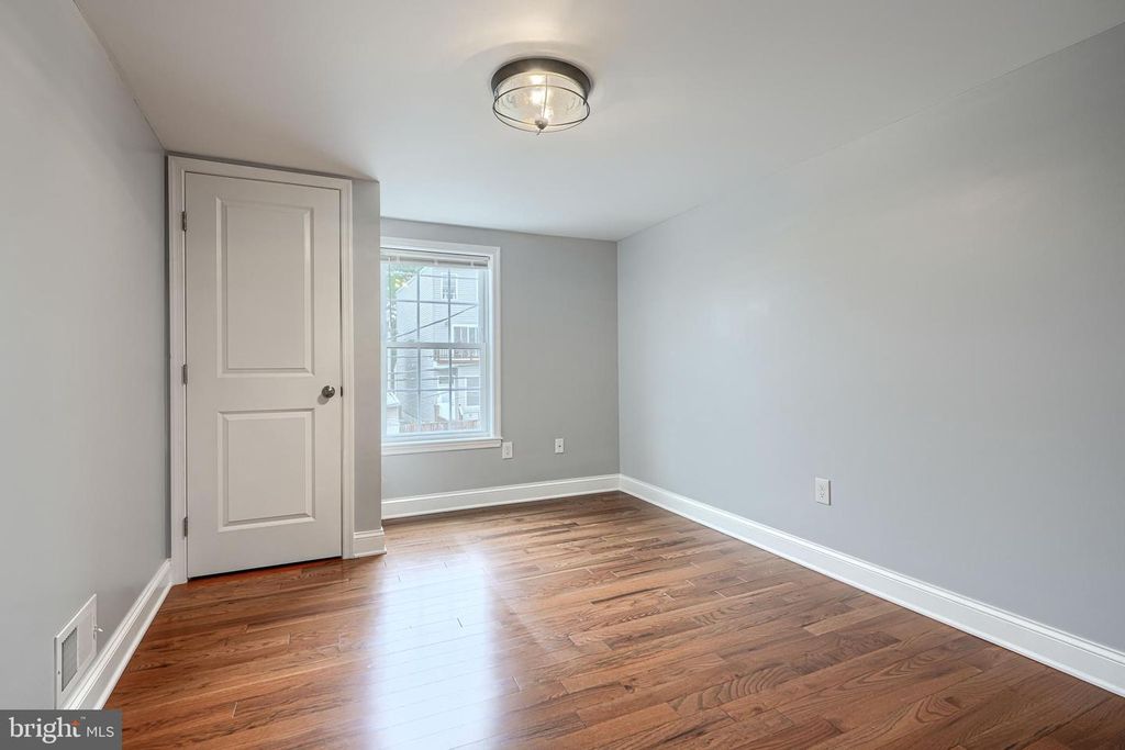 Image 18 of property listing at 3540 ROLAND AVE, Baltimore, MD 21211