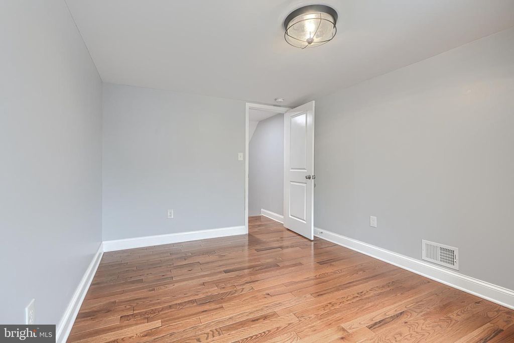 Image 19 of property listing at 3540 ROLAND AVE, Baltimore, MD 21211