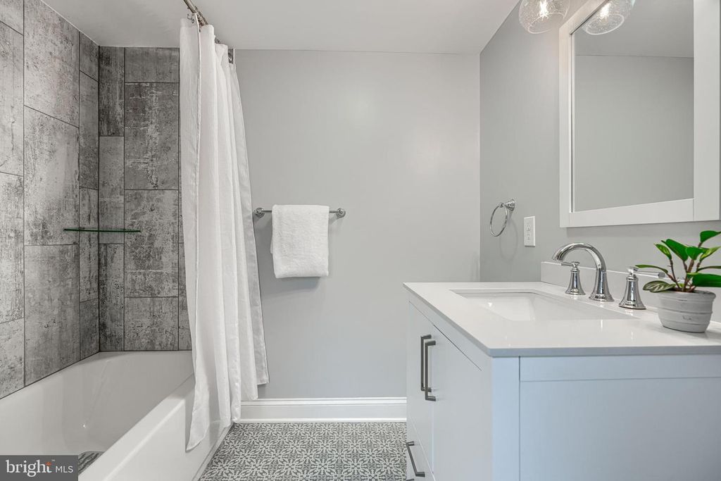 Image 21 of property listing at 3540 ROLAND AVE, Baltimore, MD 21211