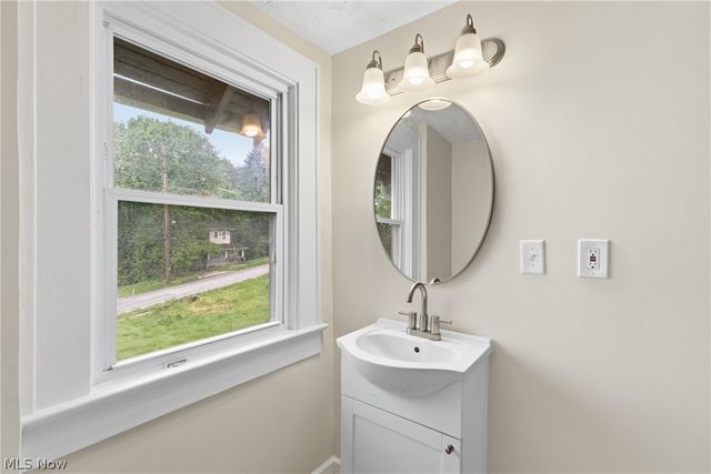 1201 East Avenue, Akron, OH 44307