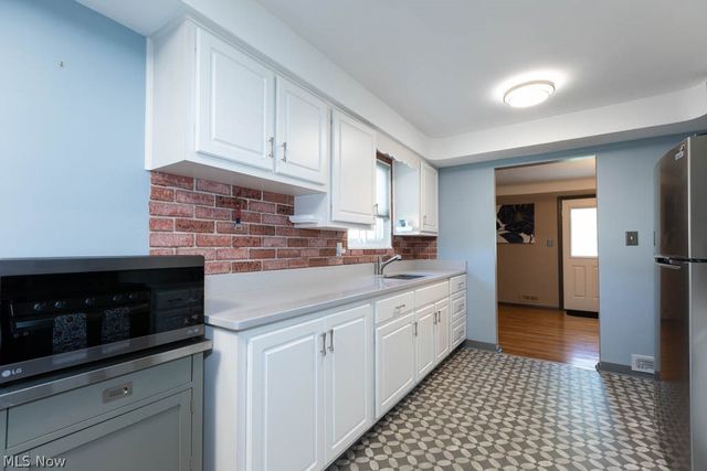 5180 Thornbury Road, Lyndhurst, OH 44124