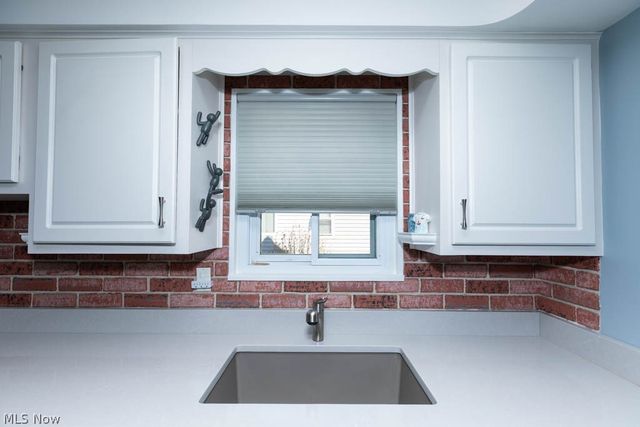 5180 Thornbury Road, Lyndhurst, OH 44124